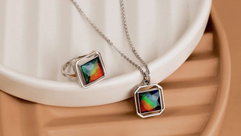 A pair of vibrant jewlery.